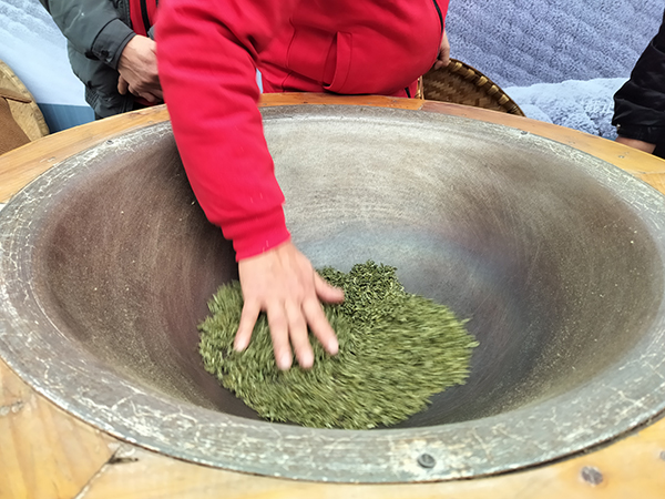 产销两旺“开门红” 雅安蒙顶山茶区第一背篓茶上市_fororder_活动现场+摄影+方秦（3）