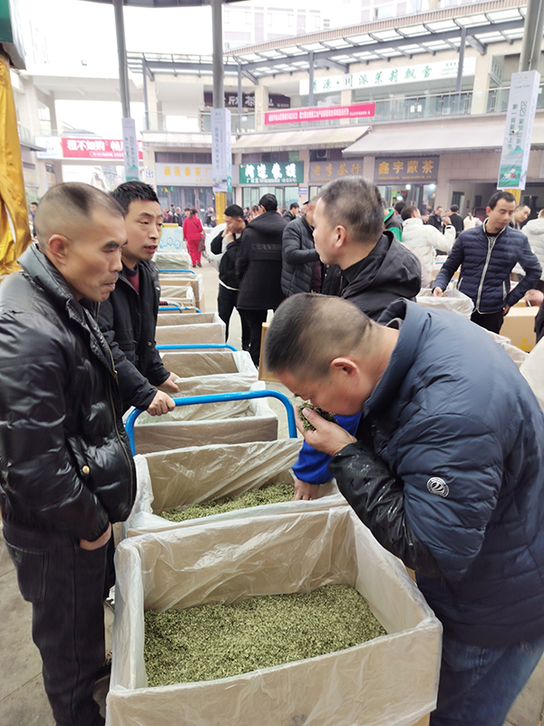 产销两旺“开门红” 雅安蒙顶山茶区第一背篓茶上市_fororder_活动现场+摄影+方秦（2）