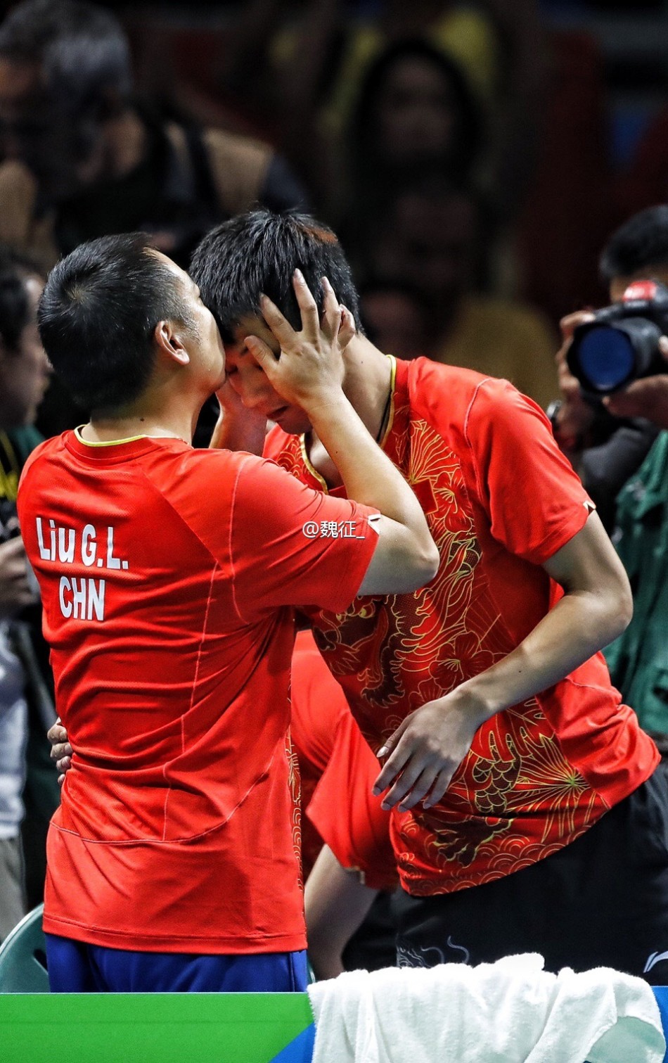 乒乓男团夺冠刘国梁吻马龙张继科网友放着我来