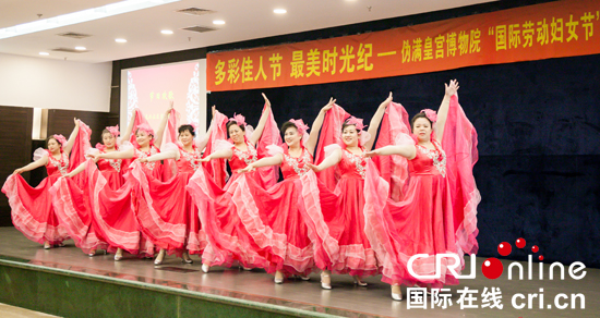 圖片默認標題_fororder_550龍興社區吉祥舞蹈隊在表演舞蹈。吳慶年-攝影
