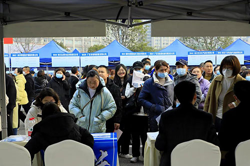 引才兴市 广汉市举办今春首场大型招聘会_fororder_微信图片_202302031640113