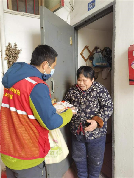 讓煙火氣回歸城市 武漢青山區白玉山街道為市民慶元宵_fororder_3