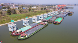 等待卸貨的貨船排起了長隊 金華港貨物吞吐量持續增長