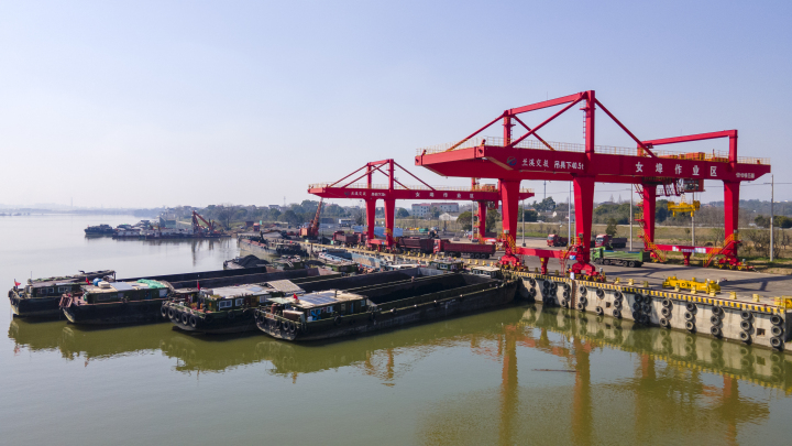 等待卸货的货船排起了长队金华港货物吞吐量持续增长