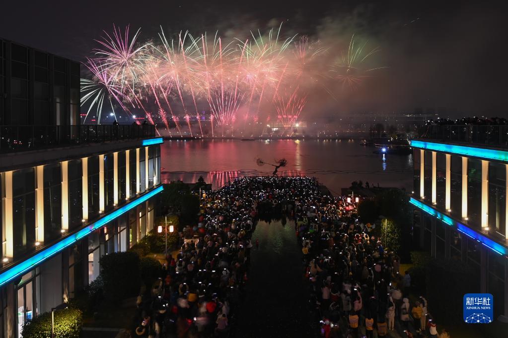 杭州：绚烂烟花庆元宵