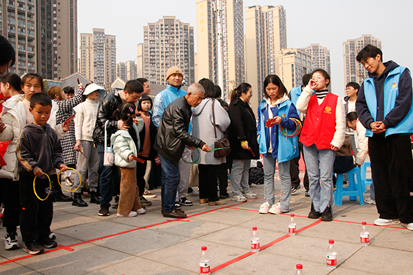 组图 | 宜宾长宁:元宵晚会展风采 欢天喜地过大年_fororder_套圈比赛