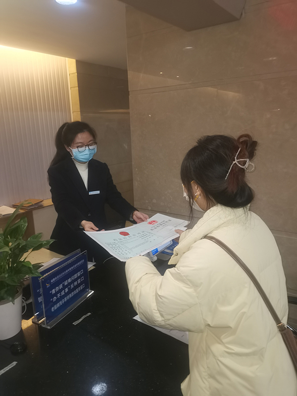 成都青白江区推行直营连锁药店“免勘即审”改革 无需注销直接更名_fororder_发证现场-供图-成都市青白江区委宣传部