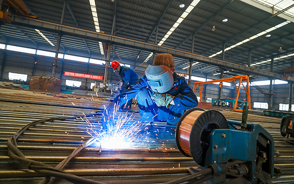 自贡荣县：冲刺“开门红” 干出“加速度”_fororder_4自贡东方气体设备公司工人工作现场（摄影-宋姿熠）