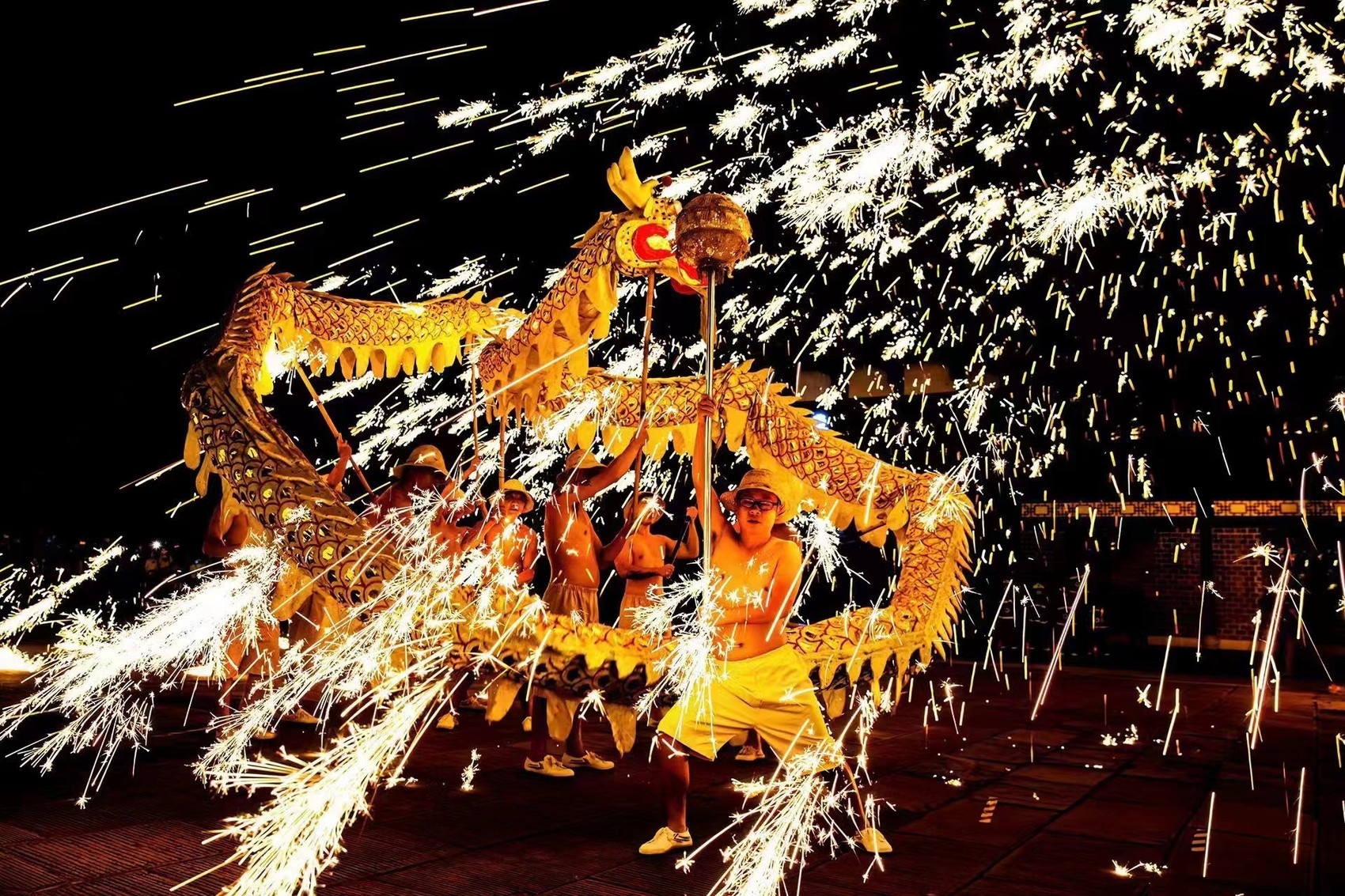 （转载）黄龙溪古镇闹元宵 打铁花舞火龙璀璨夜空