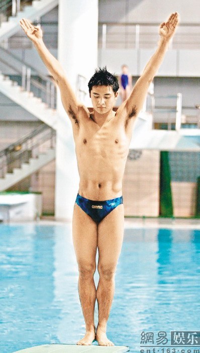 冯绍峰实力COS张继科 明星们玩high了！