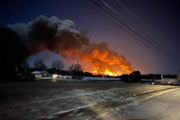 美国俄亥俄州火车脱轨 引发大火并泄漏有害气体
