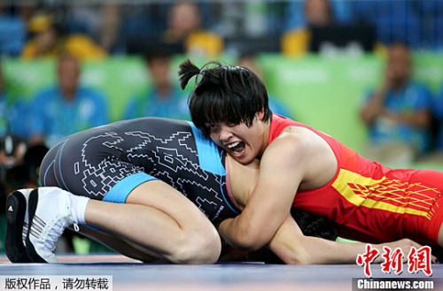 摔跤女子自由式75公斤级 张凤柳胜白俄选手夺铜