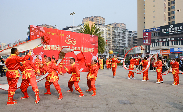 當天,表演隊伍先後到大佛景區廣場,五環廣場,沃爾瑪廣場等地,通過榮縣