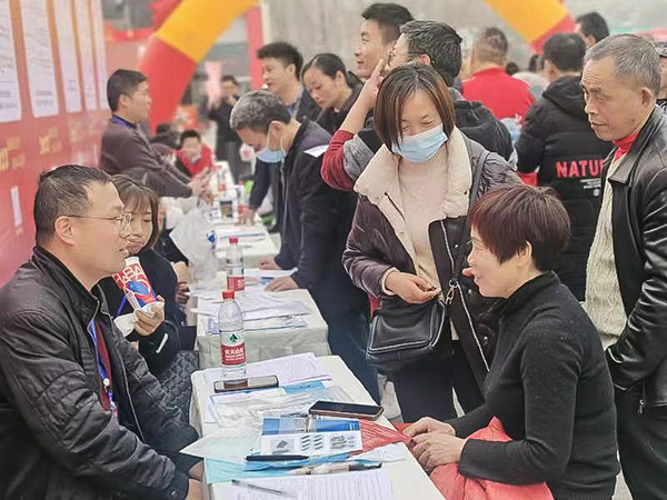 160余家企业提供3000余岗位 自贡高新区举行大型招聘会_fororder_现场咨询