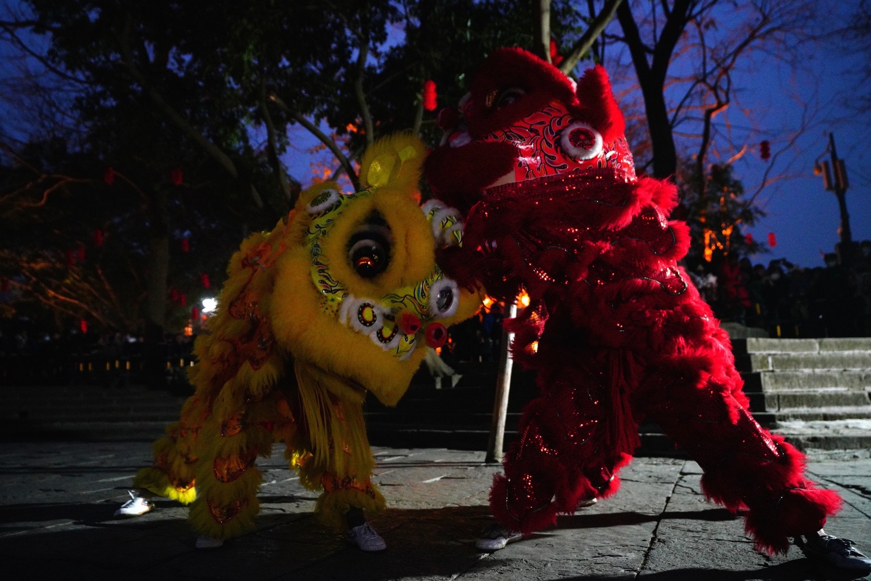 （转载）黄龙溪古镇闹元宵 打铁花舞火龙璀璨夜空