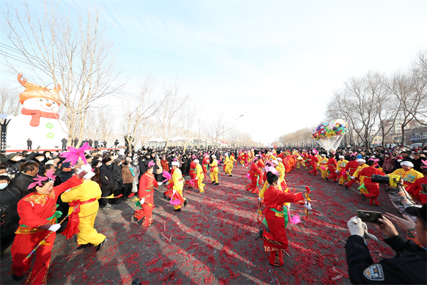 長春市雙陽區元宵節系列活動迅速“破圈”  帶動都市旅遊活起來、火起來_fororder_秧歌展演活動現場 攝影 田家欣