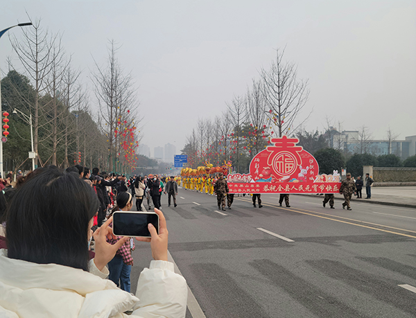 新春走基层 | 宜宾屏山县举行2023年庆元宵活动（组图）_fororder_民俗巡游现场摄影-刘波
