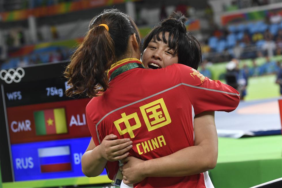 女子自由式摔跤75公斤级：中国选手获铜牌