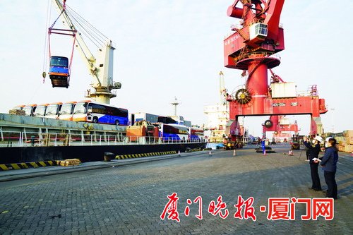 福建省首次使用散貨船載運鋰電池新能源汽車海運出口