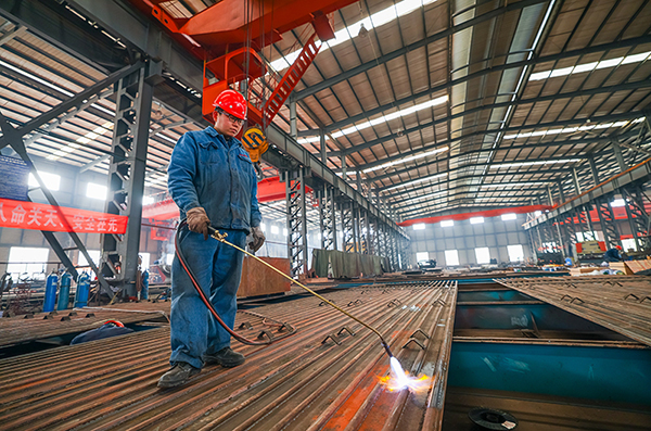 自贡荣县：冲刺“开门红” 干出“加速度”_fororder_5自贡东方气体设备公司工人工作现场（摄影-宋姿熠）