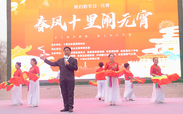 成都金堂：欢乐游园闹春 “志愿红”温暖“元宵红”_fororder_文艺节目表演现场-供图-金堂县委宣传部