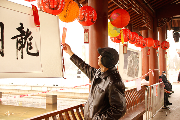 新春走基层 | 宜宾屏山县举行2023年庆元宵活动（组图）_fororder_猜灯谜-摄影-何芳