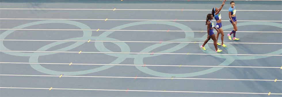 女子4X100米接力：美国队单独重赛晋级决赛