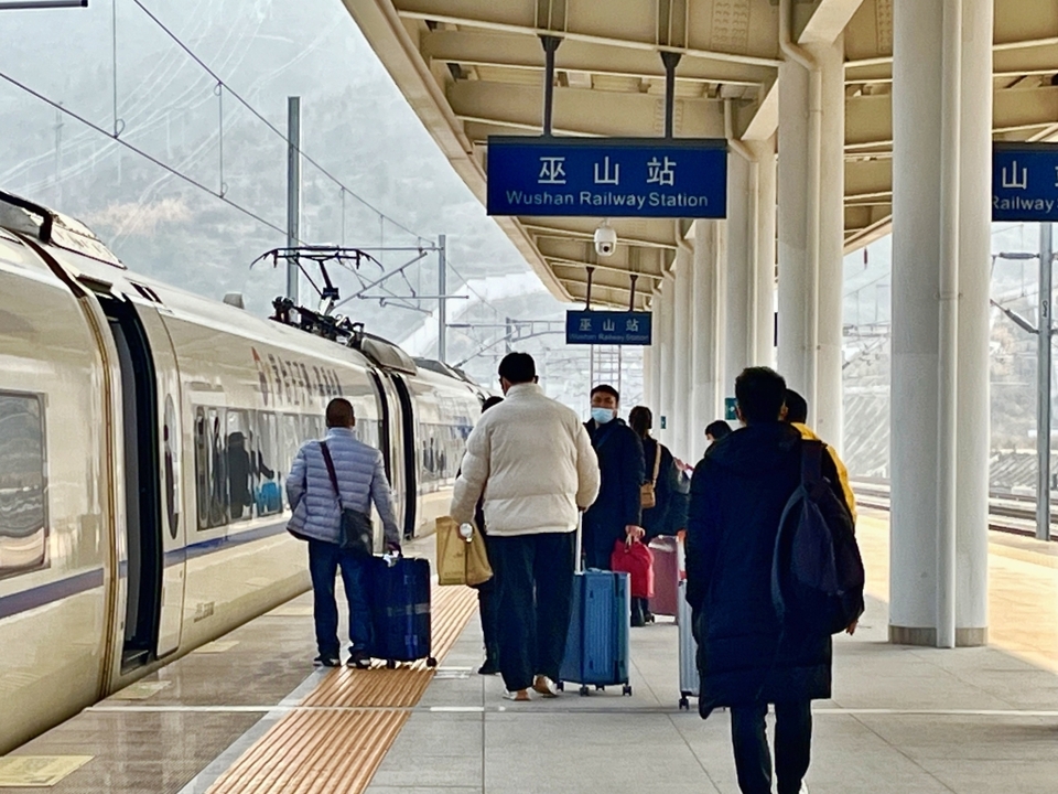 告别乘船再转火车 重庆巫山开出首趟返岗高铁直通车
