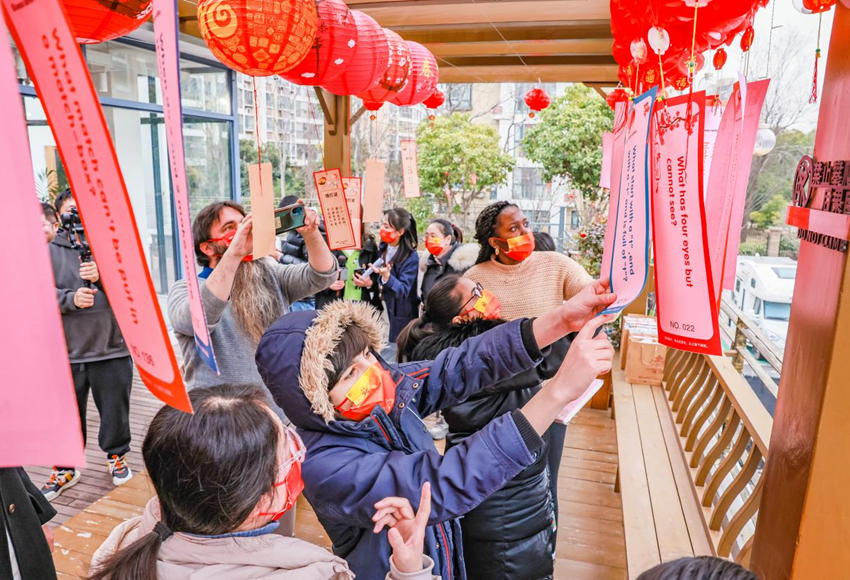 外籍人士在江苏靖江体验传统元宵佳节