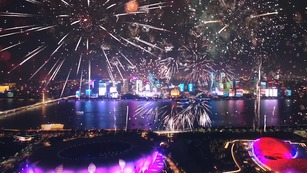 The Fireworks Light Show of “Meet the Asian Games and Celebrate the Lantern Festival” Kicked Off by the Bank of the Qiantang River