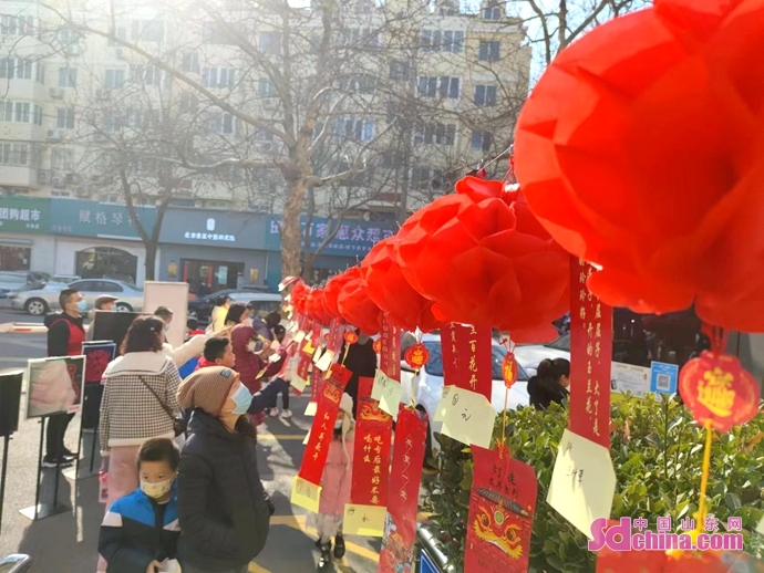 猜谜剪纸闹元宵 青岛市市南区图书馆与市民读者“书式”过佳节