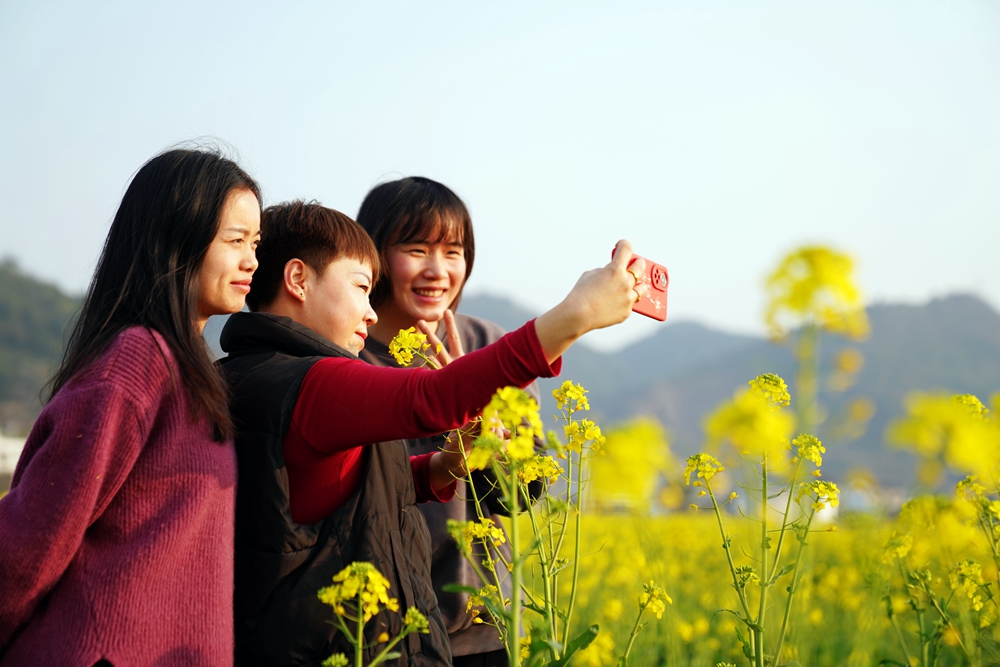 （供稿）贵州思南：油菜花绽放 春意渐浓_fororder_游客拍照打卡（孙磊 摄）.JPG