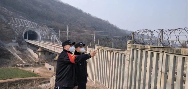 西安铁路公安处治安部门组织开展“保畅除患“线路治安专项行动_fororder_c8ae443cly1hauq56oiztj21ra0zkk9j