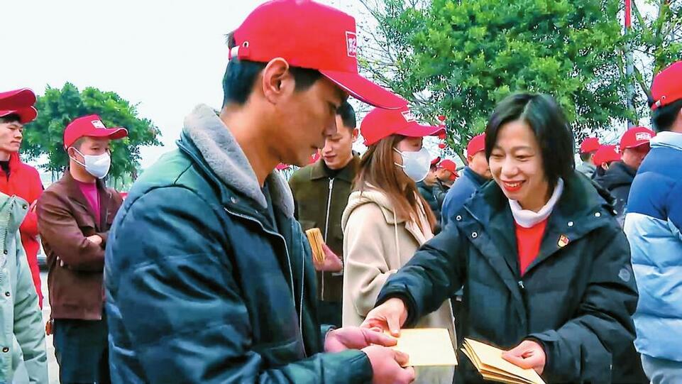 昭通绥江：油补红包温暖务工群众返岗路_fororder_8cd