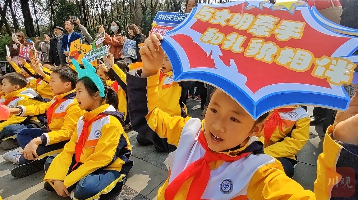 （转）学习雷锋好榜样！成都千名学生同唱一首歌