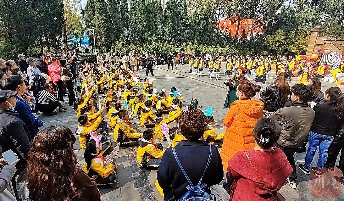 （转）学习雷锋好榜样！成都千名学生同唱一首歌