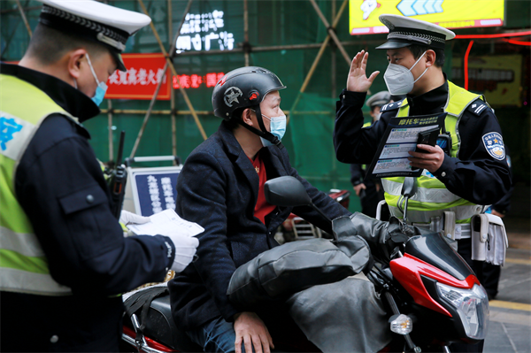 重庆市九龙坡区警方全面开展摩托车突出交通违法整治_fororder_图片1