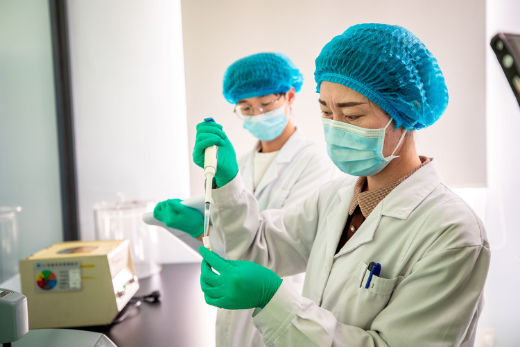 内蒙古金源康生物工程有限公司实验室,工人在进行复合马血清产品灌装