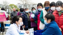【区县新闻】上海西郊家园核酸亭变身“云医管” 便民服务站