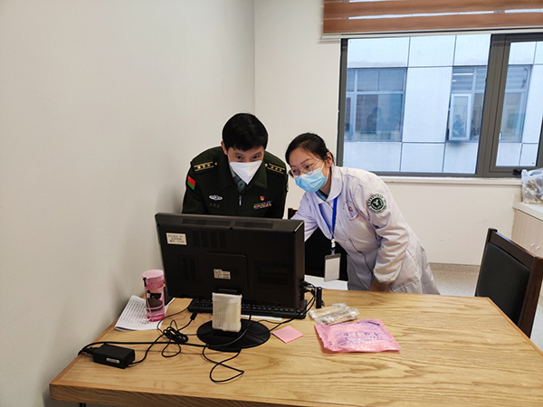 宜宾翠屏区征兵领导小组副组长、区人武部部长肖维斌检查指导征兵体检工作_fororder_翠屏区人武部部长肖维斌现场查看口腔检查情况