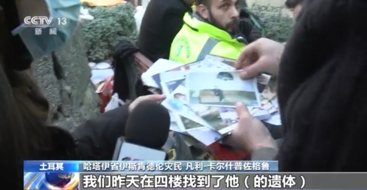 土耳其搜救行动持续 民众守候现场期待奇迹