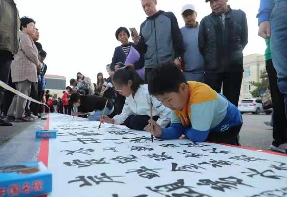 慶祝新中國成立70週年 百名書法愛好者繪百米長卷
