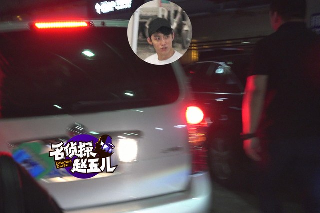 黃景瑜機場遭圍堵人氣旺 白T短褲顯清新