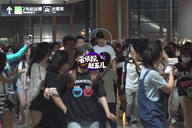 黃景瑜機場遭圍堵人氣旺 白T短褲顯清新