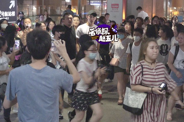 黃景瑜機場遭圍堵人氣旺 白T短褲顯清新