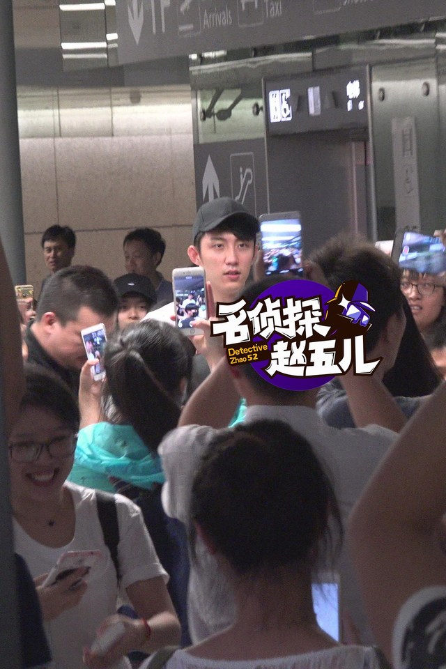 黃景瑜機場遭圍堵人氣旺 白T短褲顯清新