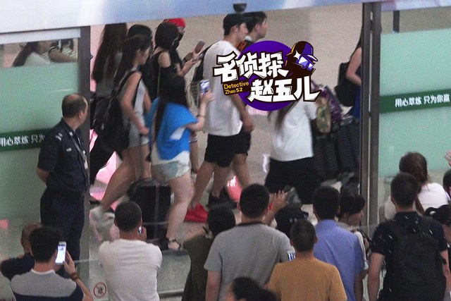 黃景瑜機場遭圍堵人氣旺 白T短褲顯清新