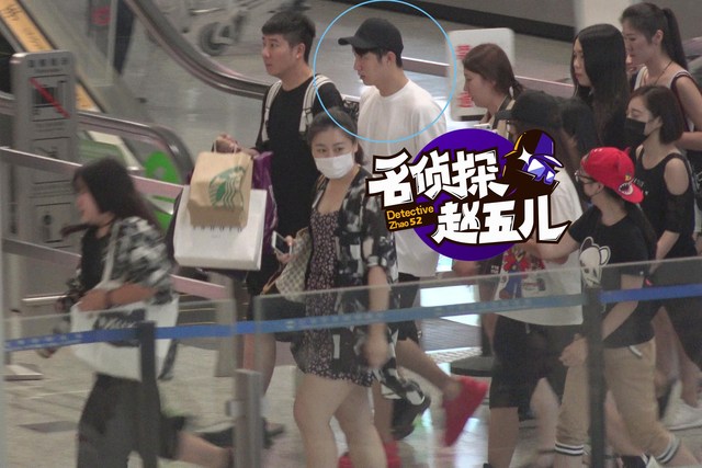 黃景瑜機場遭圍堵人氣旺 白T短褲顯清新