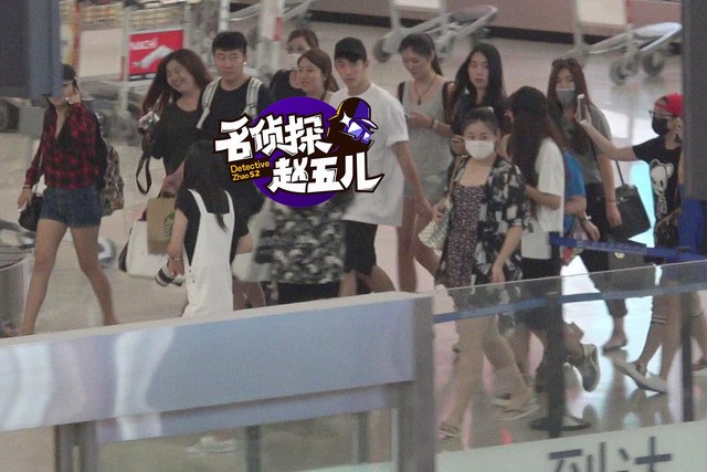 黃景瑜機場遭圍堵人氣旺 白T短褲顯清新