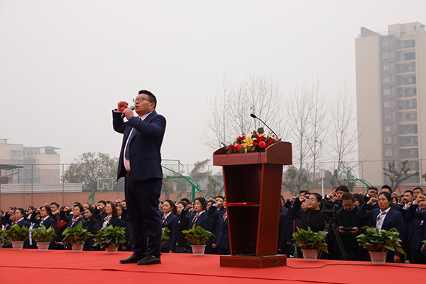 一曼中学校初中部教师宣誓现场 摄影 高学兵"同学们